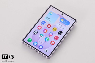 三星首款阔折叠 Galaxy Z Fold8 体验：更宽的屏幕，更多的可能